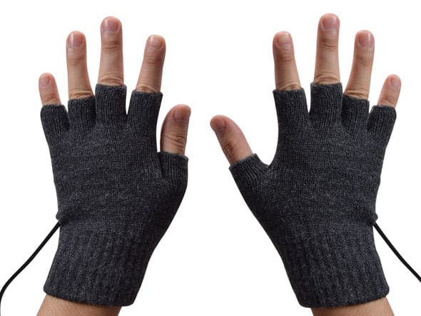 パソコンで指先が冷えてつらいときの対策。指なし手袋以外で温める方法