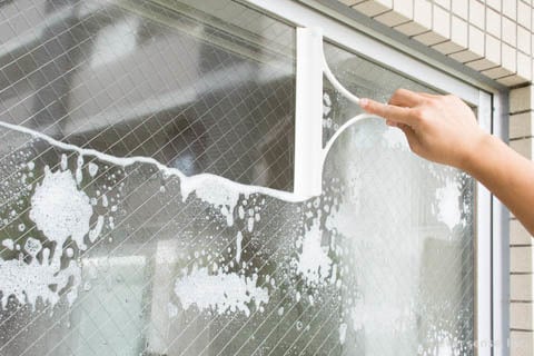 大掃除で窓やサッシをきれいに。網戸、カビとり、ガラスの拭き跡を残さない方法